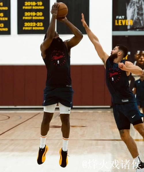 莱昂纳德休赛期接受膝盖手术 恢复进程仍在继续